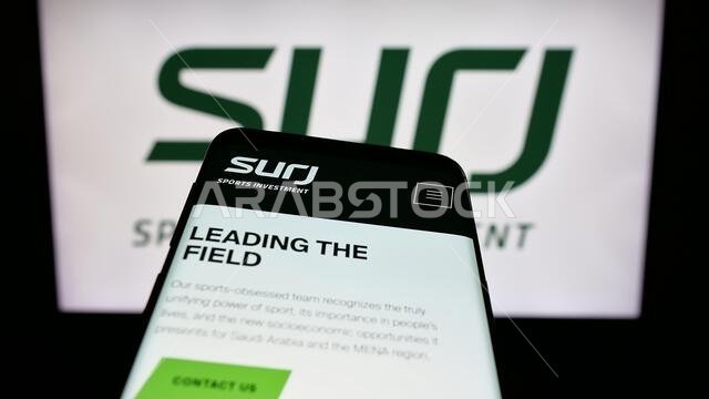 شتوتغارت، ألمانيا - 14-06-2025: هاتف محمول يعرض موقع شركة سورج للاستثمار الرياضي السعودية على الشاشة أمام الشعار.