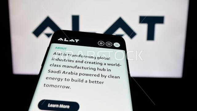 شتوتغارت، ألمانيا - 06-12-2025: هاتف محمول يعرض موقع شركة التكنولوجيا السعودية "الأجهزة" على الشاشة أمام الشعار.