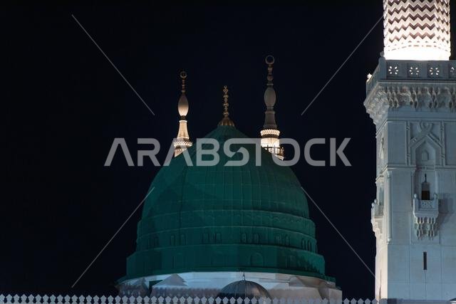 القبة الخضراء للمسجد النبوي ليلاً.