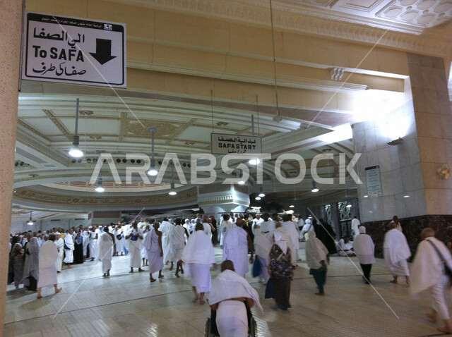 صورة للمسعى مليء بالمعتمرين , السعي بين الصفا والمروة في مكة الكرمة لأداء العمرة  ، اداء الفرائض الدينية ، اسلاميات وعبادة ، فريضة الحج ، العبادة والتقرب إلى الله