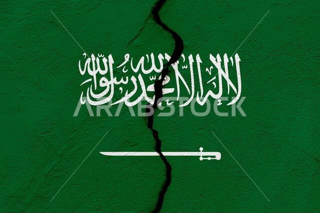 علم المملكة العربية السعودية محفور على جدار متصدع ذي مظهر عتيق. مفهوم جيوسياسي وكارثة طبيعية
