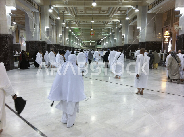 صورة للمسعى مليء بالمعتمرين , السعي بين الصفا والمروة في مكة الكرمة لأداء العمرة  ، اداء الفرائض الدينية ، اسلاميات وعبادة ، فريضة الحج ، العبادة والتقرب إلى الله