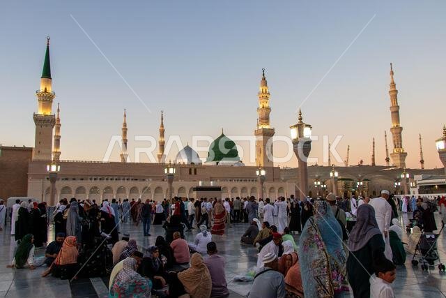 المدينة المنورة - المملكة العربية السعودية: 1 أكتوبر 2024. وقت غروب الشمس في المدينة المنورة. مسلمون ينتظرون صلاة المغرب في ساحة المسجد النبوي.