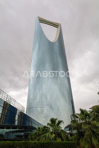 الرياض، المملكة العربية السعودية - 1 أبريل 2024، برج المملكة، منطقة المملكة للأعمال، طريق الملك فهد