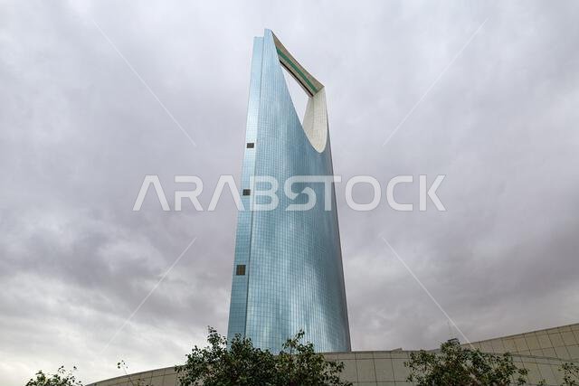 الرياض، المملكة العربية السعودية - 1 أبريل 2024، برج المملكة، منطقة المملكة للأعمال، طريق الملك فهد