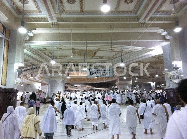 صورة للمسعى مليء بالمعتمرين , السعي بين الصفا والمروة في مكة الكرمة لأداء العمرة  ، اداء الفرائض الدينية ، اسلاميات وعبادة ، فريضة الحج ، العبادة والتقرب إلى الله