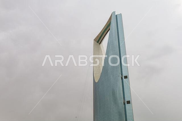 الرياض، المملكة العربية السعودية - 1 أبريل 2024، برج المملكة، منطقة المملكة للأعمال، طريق الملك فهد