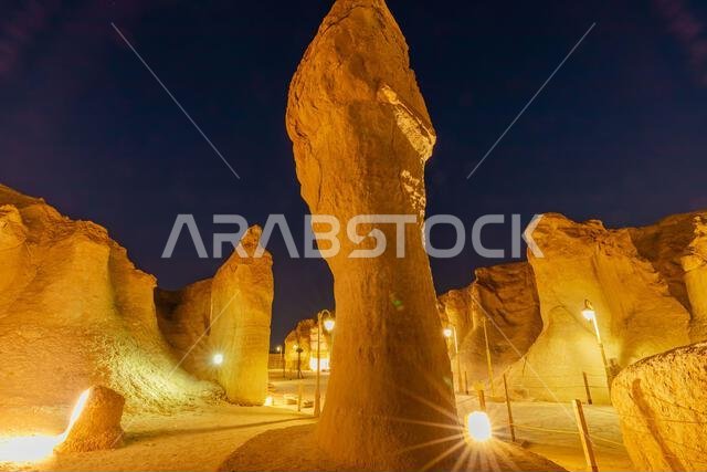 جبل القره بالقرب من الهفوف في المملكة العربية السعودية مضاء بالإضاءة الليلية، مما يخلق جواً ساحراً حول التكوينات الرملية جبل القره بالقرب من الهفوف في المملكة العربية السعودية مضاء بالإضاءة الليلية، مما يخلق جواً ساحراً حول التكوينات الرملية