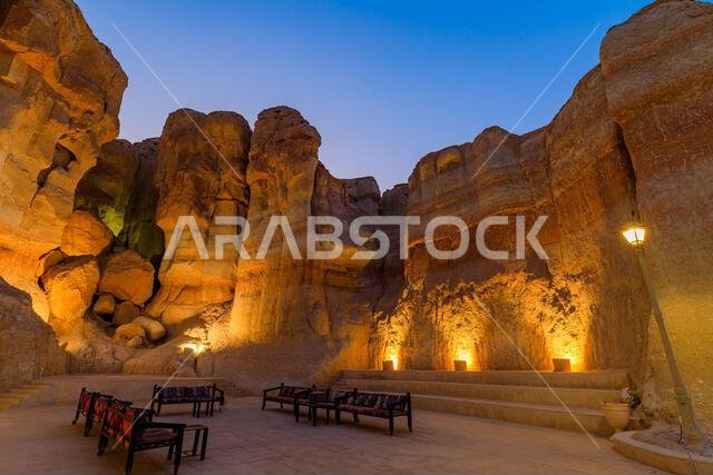 أضواء دافئة تضيء كهوف جبل القره في واحة الأحساء، وهي إحدى عجائب الطبيعة في المنطقة الشرقية من المملكة العربية السعودية، مما يخلق مشهداً ساحراً. أضواء دافئة تضيء كهوف جبل القره في واحة الأحساء، وهي إحدى عجائب الطبيعة في المنطقة الشرقية من المملكة العربية السعودية، مما يخلق مشهداً ساحراً.
