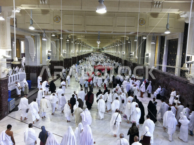 صورة للمسعى مليء بالمعتمرين , السعي بين الصفا والمروة في مكة الكرمة لأداء العمرة  ، اداء الفرائض الدينية ، اسلاميات وعبادة ، فريضة الحج ، العبادة والتقرب إلى الله