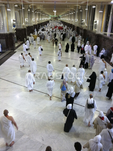 صورة للمسعى مليء بالمعتمرين , السعي بين الصفا والمروة في مكة الكرمة لأداء العمرة  ، اداء الفرائض الدينية ، اسلاميات وعبادة ، فريضة الحج ، العبادة والتقرب إلى الله