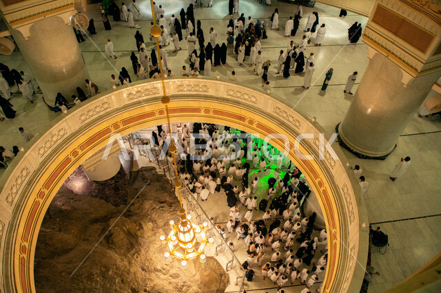 صورة للمسعى مليء بالمعتمرين ، السعي بين الصفا والمروة في مكة الكرمة لأداء الفرائض الدينية ، اسلاميات وعبادة ، فريضة الحج ، العبادة والتقرب إلى الله