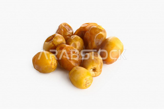 بلح اصفر من نخيل المملكه العربيه السعوديه, حصاد النخيل في مزارع المملكه, نبوت سيف, رطب ملكي فاخر بخلفية بيضاء