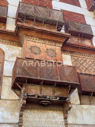 شرفات خشبية مزخرفة على منزل في البلدة القديمة بجدة