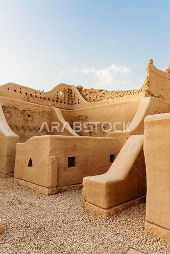 جدران طينية قديمة ومبانٍ مُرممة في الدرعية، الرياض، المملكة العربية السعودية. موقع تراث عالمي لليونسكو يعرض العمارة النجدية التقليدية