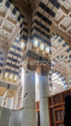 المدينة المنورة، المملكة العربية السعودية – 5 مارس 2024: الهندسة المعمارية الداخلية للمسجد النبوي