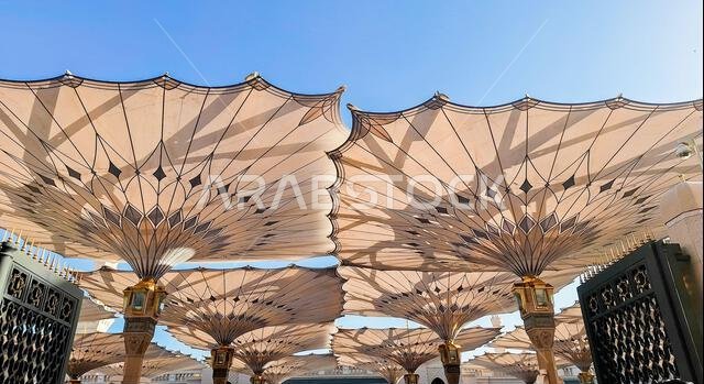 المدينة المنورة، المملكة العربية السعودية - 5 مارس 2024: التصميم الخارجي لمظلة عملاقة في المسجد النبوي