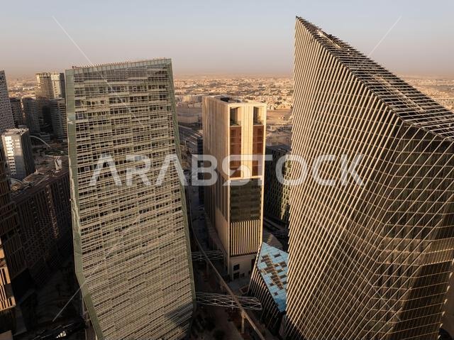 مبانٍ حديثة في مركز الملك عبد الله المالي (KAFD)، الرياض، المملكة العربية السعودية.