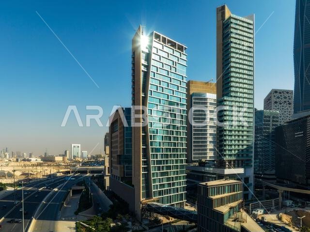 مبانٍ حديثة في مركز الملك عبد الله المالي (KAFD)، الرياض، المملكة العربية السعودية.