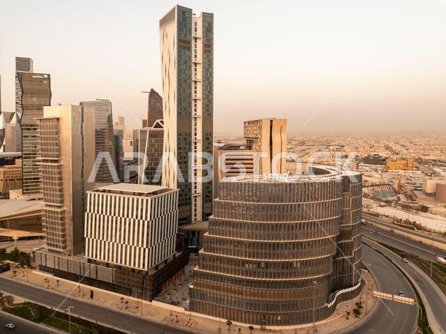 مبانٍ حديثة في مركز الملك عبد الله المالي (KAFD)، الرياض، المملكة العربية السعودية.