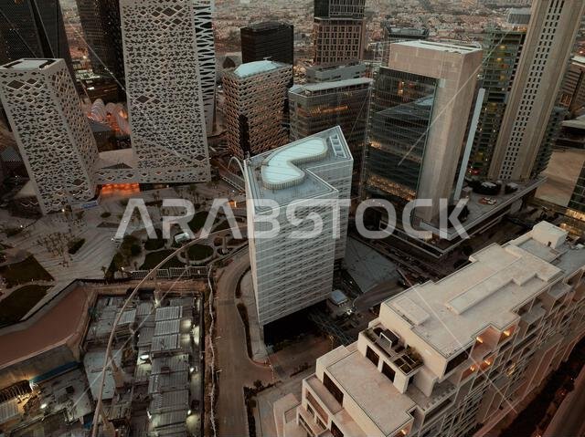 مبانٍ حديثة في مركز الملك عبد الله المالي (KAFD)، الرياض، المملكة العربية السعودية.