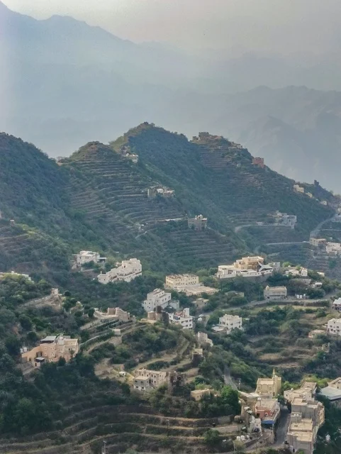 طبيعة جبال فيفاء والمدرجات الزراعية في جازان السعودية طبيعة جبال فيفاء والمدرجات الزراعية في جازان السعودية