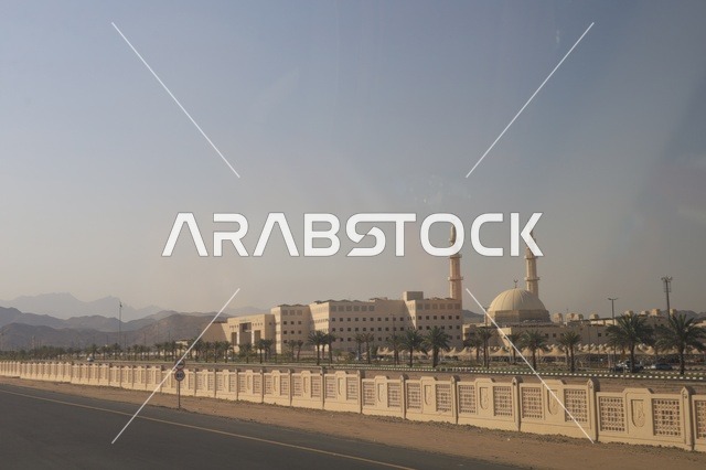 المسجد الكبير بمآذنه وقبته في منظر صحراوي طبيعي