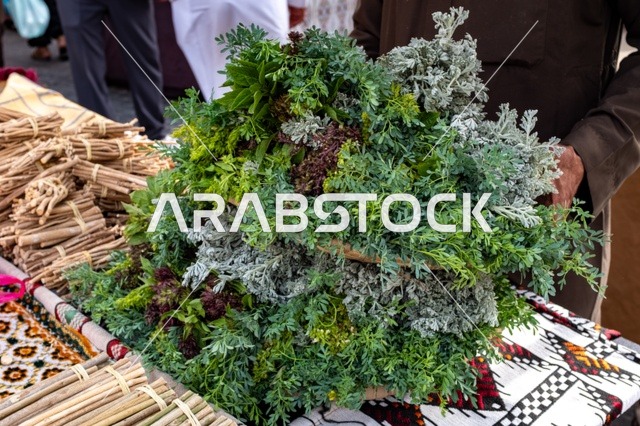 النباتات العطرية والأعشاب الخضراء التقليدية في سوق شعبي