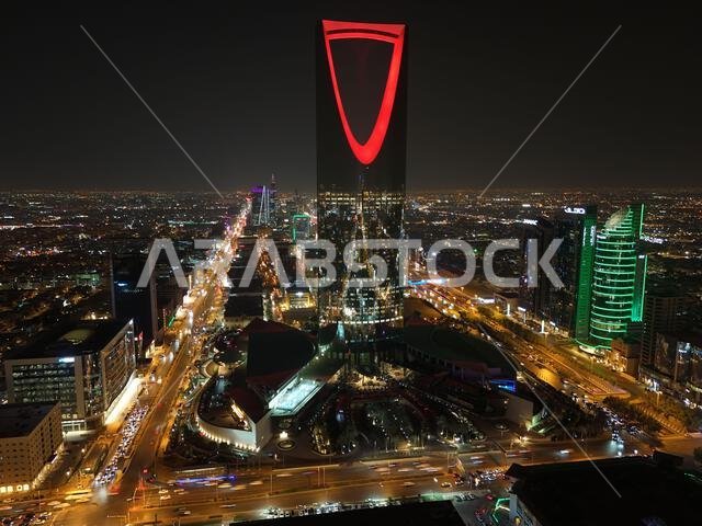 صورة التقطتها طائرة بدون طيار. السعودية. الرياض. برج المملكة. ليلاً.