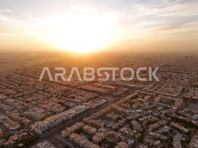 لقطة جوية بطائرة بدون طيار. المملكة العربية السعودية. الرياض. شروق الشمس. 