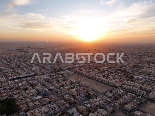 لقطة جوية بطائرة بدون طيار. المملكة العربية السعودية. الرياض. شروق الشمس. 