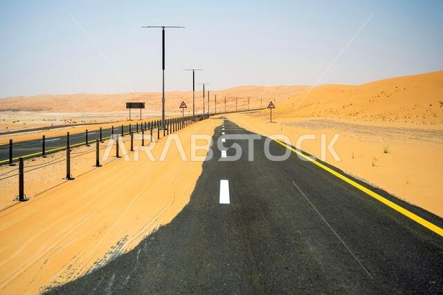 منظر بانورامي للطريق عبر صحراء ليوا في أبو ظبي