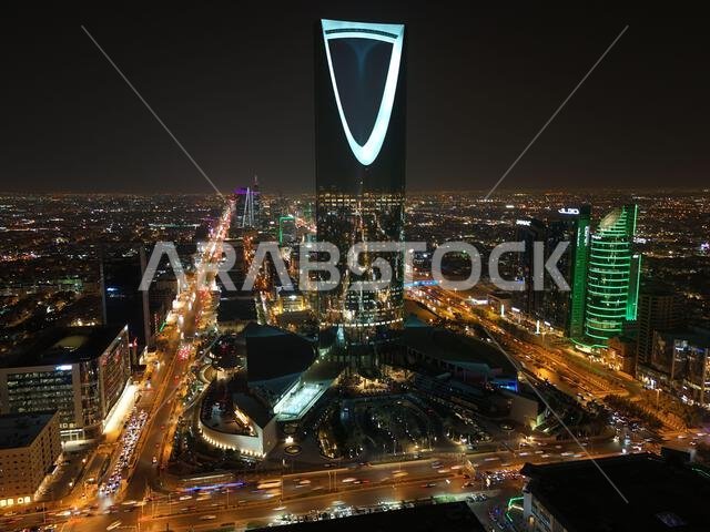 صورة التقطتها طائرة بدون طيار. السعودية. الرياض. برج المملكة. ليلاً.