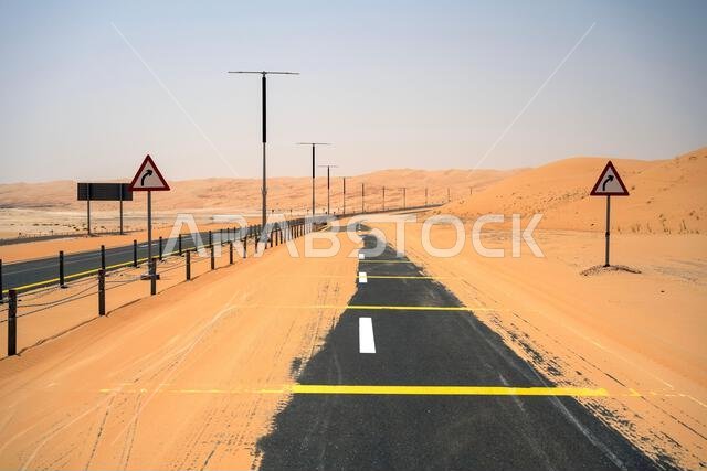 منظر بانورامي للطريق عبر صحراء ليوا في أبو ظبي