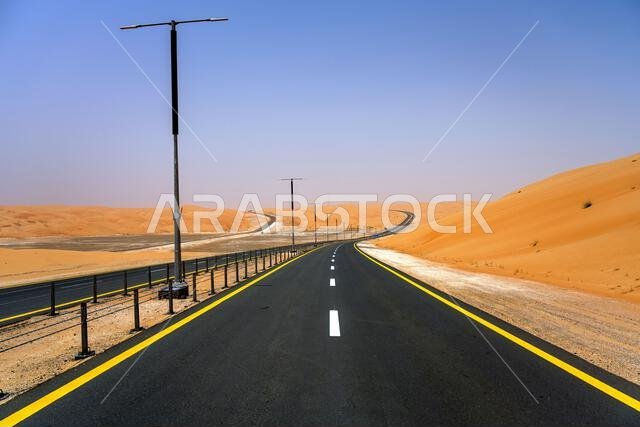 منظر بانورامي للطريق عبر صحراء ليوا في أبو ظبي