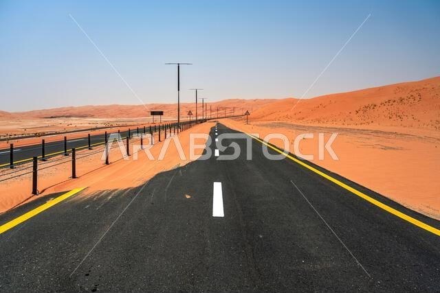 منظر بانورامي للطريق عبر صحراء ليوا في أبو ظبي