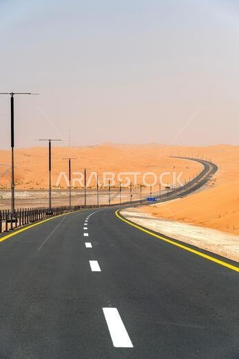منظر بانورامي للطريق عبر صحراء ليوا في أبو ظبي