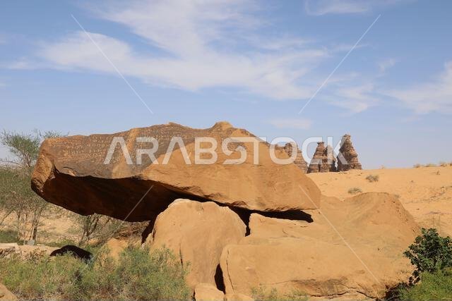 نقوش قديمة في جبل عكمة بالمملكة العربية السعودية