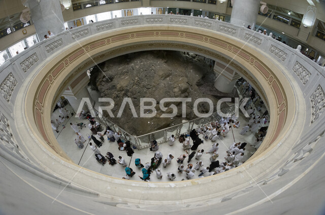 صورة للمسعى مليء بالمعتمرين ، السعي بين الصفا والمروة في مكة الكرمة لأداء الفرائض الدينية ، اسلاميات وعبادة ، فريضة الحج ، العبادة والتقرب إلى الله