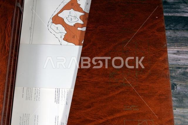القاهرة، مصر، 2 يناير 2024: مسح تفصيلي للتربة في منطقتي حنيض وعريرة بالمملكة العربية السعودية، خرائط، تضاريس ومواقع جغرافية