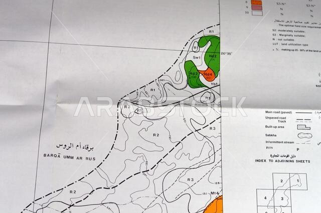 القاهرة، مصر، 2 يناير 2024: مسح تفصيلي للتربة في منطقتي حنيض وعريرة بالمملكة العربية السعودية، خرائط، تضاريس ومواقع جغرافية