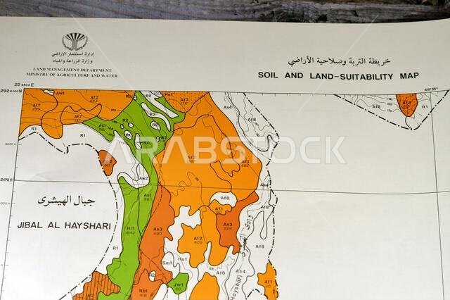 القاهرة، مصر، 2 يناير 2024: مسح تفصيلي للتربة في منطقتي حنيض وعريرة بالمملكة العربية السعودية، خرائط، تضاريس ومواقع جغرافية