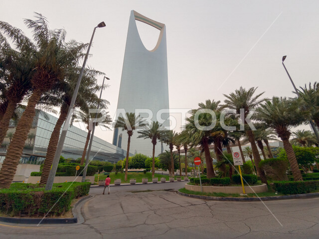 إطلالة جميلة لبرج المملكة في مدينة الرياض بالمملكة العربية السعودية ، أبراج مدينة الرياض ، معالم مشهورة في الرياض ، الفن الهندسي المعماري في السعودية ، معالم سياحية في السعودية