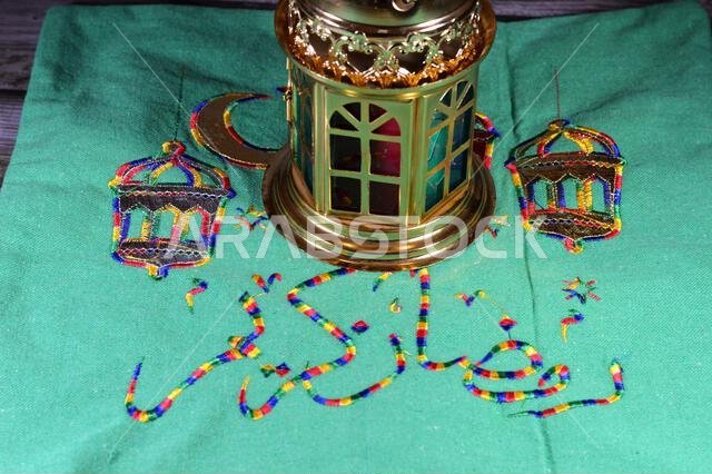 ترجمة نص عربي (رمضان كريم، رمضان كريم)، مع زينة احتفالية، هلال، نجمة، وفانوس رمضان، احتفالاً