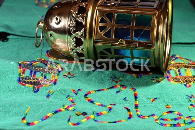 ترجمة نص عربي (رمضان كريم، رمضان كريم)، مع زينة احتفالية، هلال، نجمة، وفانوس رمضان، احتفالاً ترجمة نص عربي (رمضان كريم، رمضان كريم)، مع زينة احتفالية، هلال، نجمة، وفانوس رمضان، احتفالاً