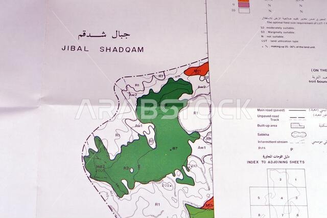 القاهرة، مصر، 2 يناير 2024: مسح تفصيلي للتربة في منطقتي حنيض وعريرة بالمملكة العربية السعودية، خرائط، تضاريس ومواقع جغرافية