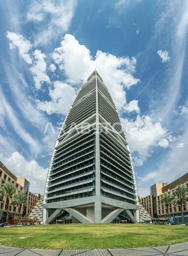 مبانٍ حديثة في منطقة العليا بوسط المدينة مع أشجار النخيل في المقدمة، الرياض، المملكة العربية السعودية مبانٍ حديثة في منطقة العليا بوسط المدينة مع أشجار النخيل في المقدمة، الرياض، المملكة العربية السعودية