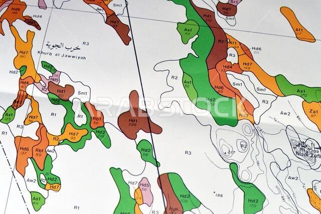 القاهرة، مصر، 2 يناير 2024: مسح تفصيلي للتربة في منطقتي حنيض وعريرة بالمملكة العربية السعودية، خرائط، تضاريس ومواقع جغرافية