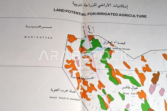 القاهرة، مصر، 2 يناير 2024: مسح تفصيلي للتربة في منطقتي حنيض وعريرة بالمملكة العربية السعودية، خرائط، تضاريس ومواقع جغرافية