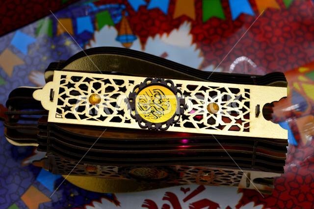 ترجمة نص عربي (رمضان كريم، رمضان كريم سعيد)، مع زينة احتفالية، فانوس رمضان، احتفال بالصيام